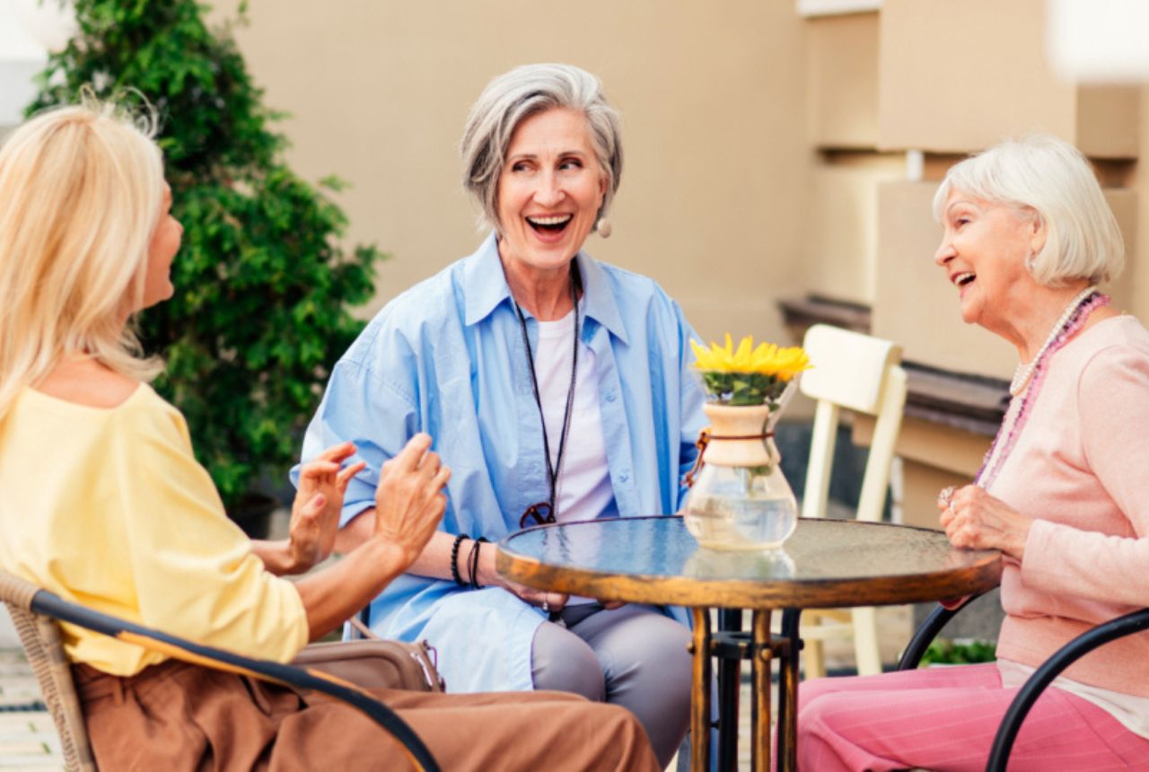You are currently viewing People With the Happiest Social Lives After 60 Rarely Bring Up These 7 Topics in Conversation