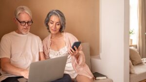 Read more about the article 7 Items That Make You Look FRUMPY After 50 (Stop Wearing These!)